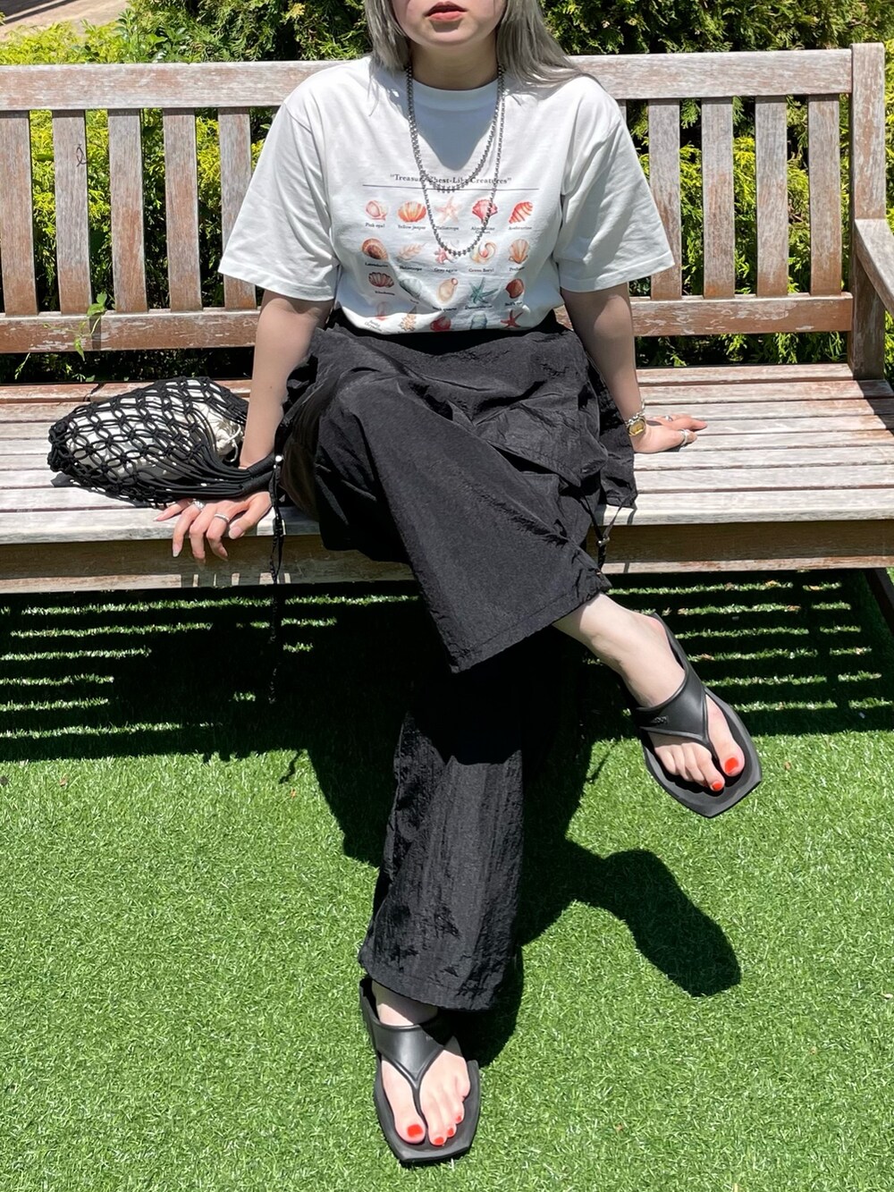 ホワイト系のTシャツ/カットソー、ブラック系のサロペット/オーバーオール、ブラック系のバッグを着用したレディースの夏コーディネートの7枚目の写真