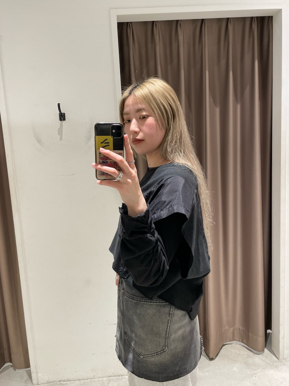 ブラック系のベスト、ブラック系のTシャツ/カットソー、ブラック系のスカートを着用したレディースの春コーディネートの4枚目の写真