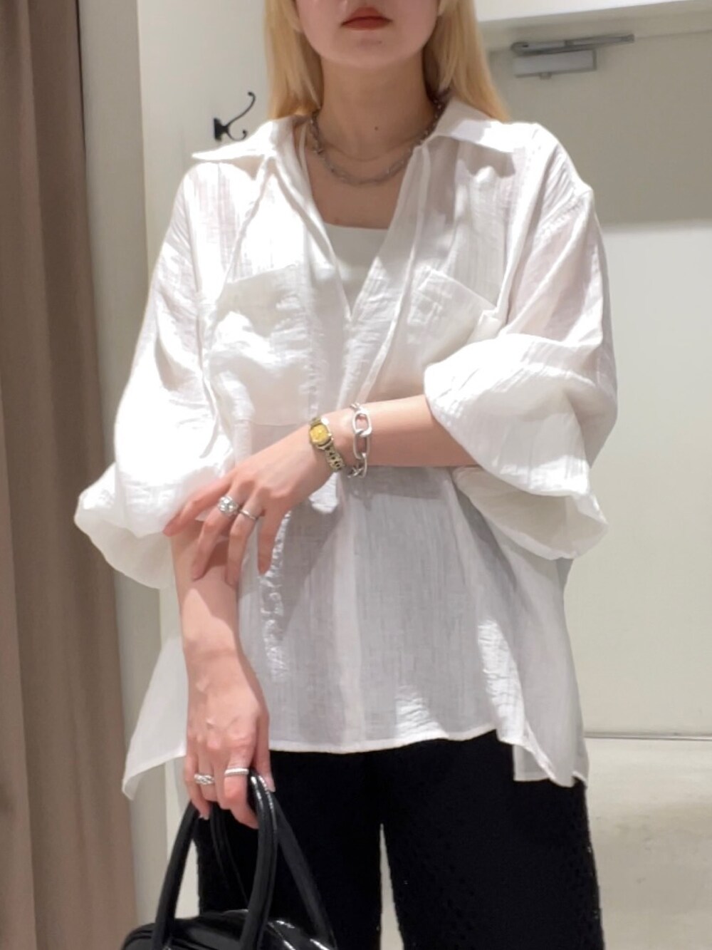 グリーン系のジャケット/アウター、ホワイト系のシャツ/ブラウス、ブラック系のその他パンツを着用したレディースの春コーディネートの7枚目の写真