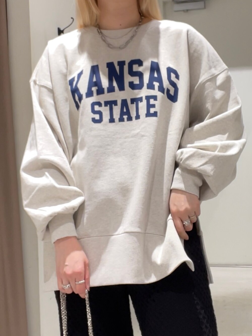 ホワイト系のジャケット/アウター、ホワイト系のスウェット、ブラック系のその他パンツを着用したレディースの春コーディネートの8枚目の写真