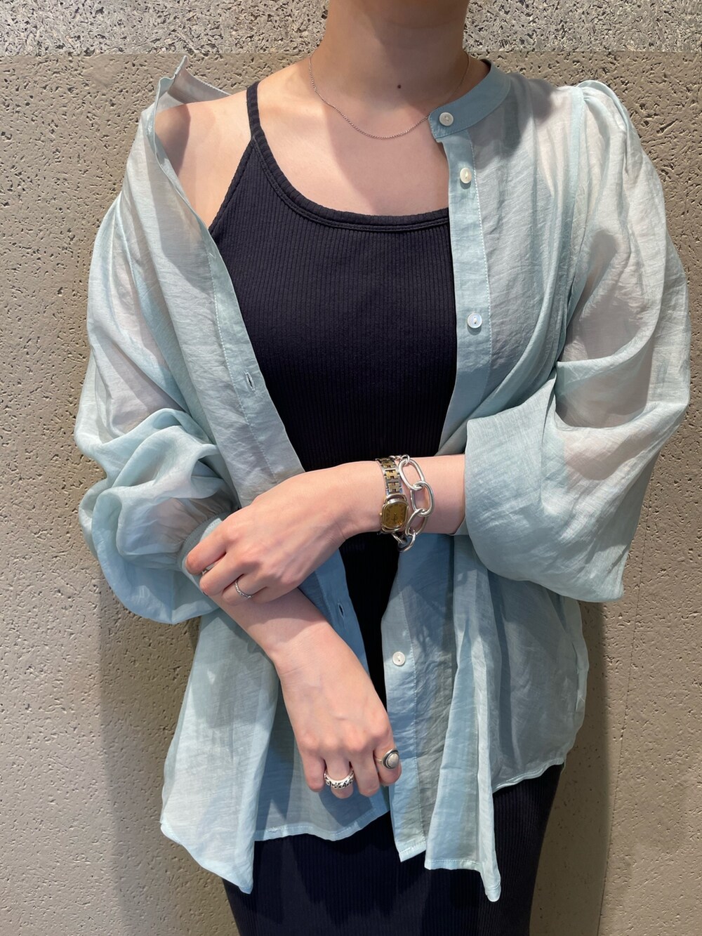 ブルー系のシャツ/ブラウス、ブラック系のワンピース/ドレス、ブラック系のかごバッグを着用したレディースの春コーディネートの2枚目の写真