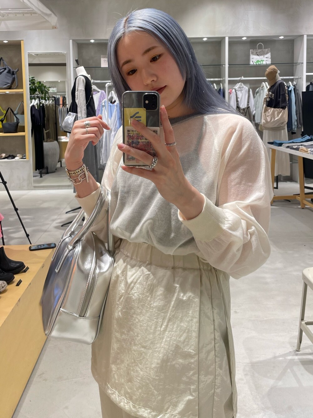 ホワイト系のニット/セーター、ホワイト系のサロペット/オーバーオール、シルバー系のバッグを着用したレディースの春コーディネートの8枚目の写真