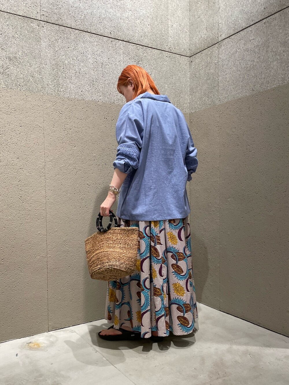 ブルー系のシャツ/ブラウス、ホワイト系のスカート、ベージュ系のかごバッグを着用したレディースの夏コーディネートの2枚目の写真