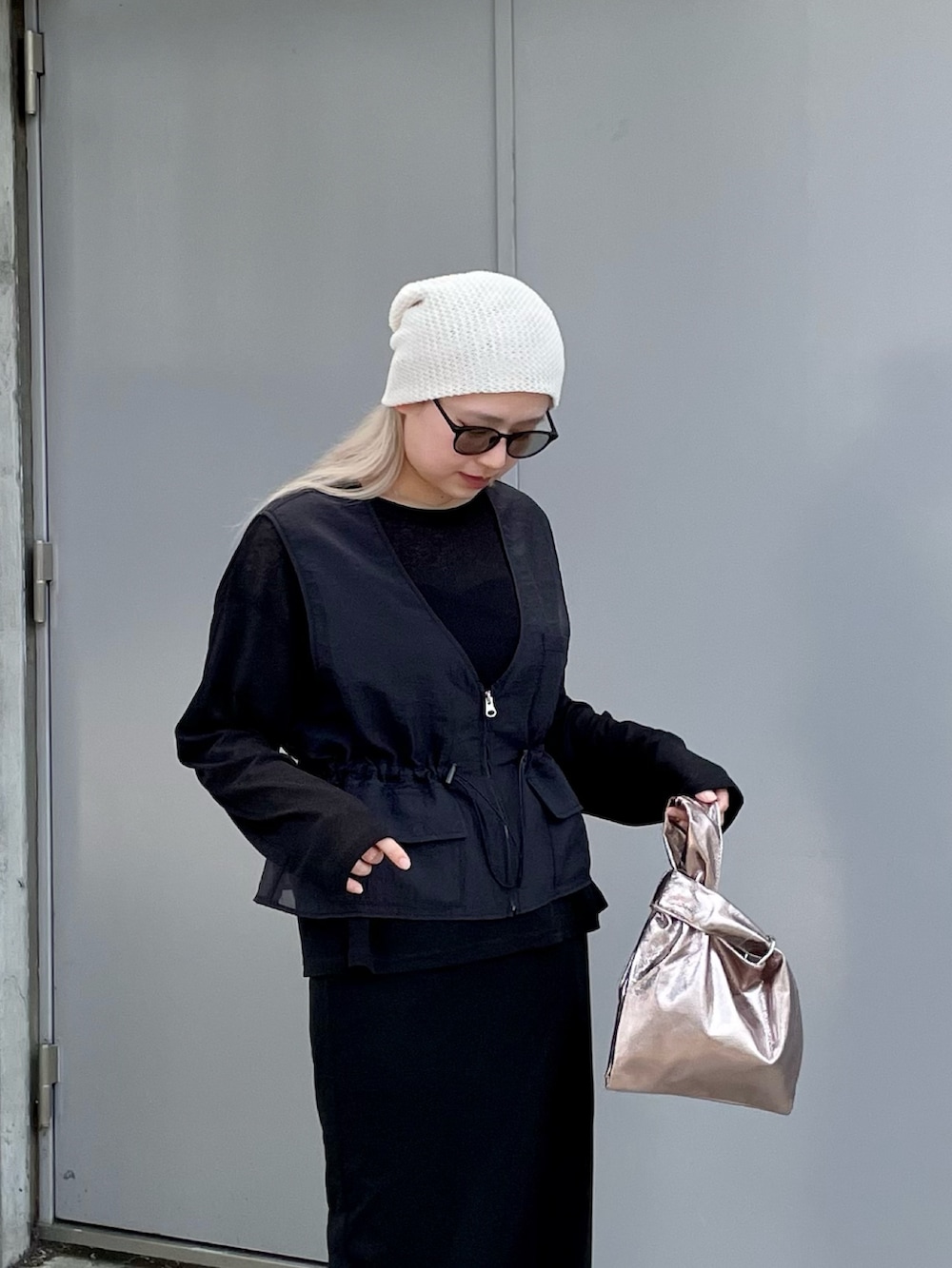 ブラック系のTシャツ/カットソー、ブラック系のベスト、グレー系のスウェットパンツを着用したレディースの夏コーディネートの5枚目の写真