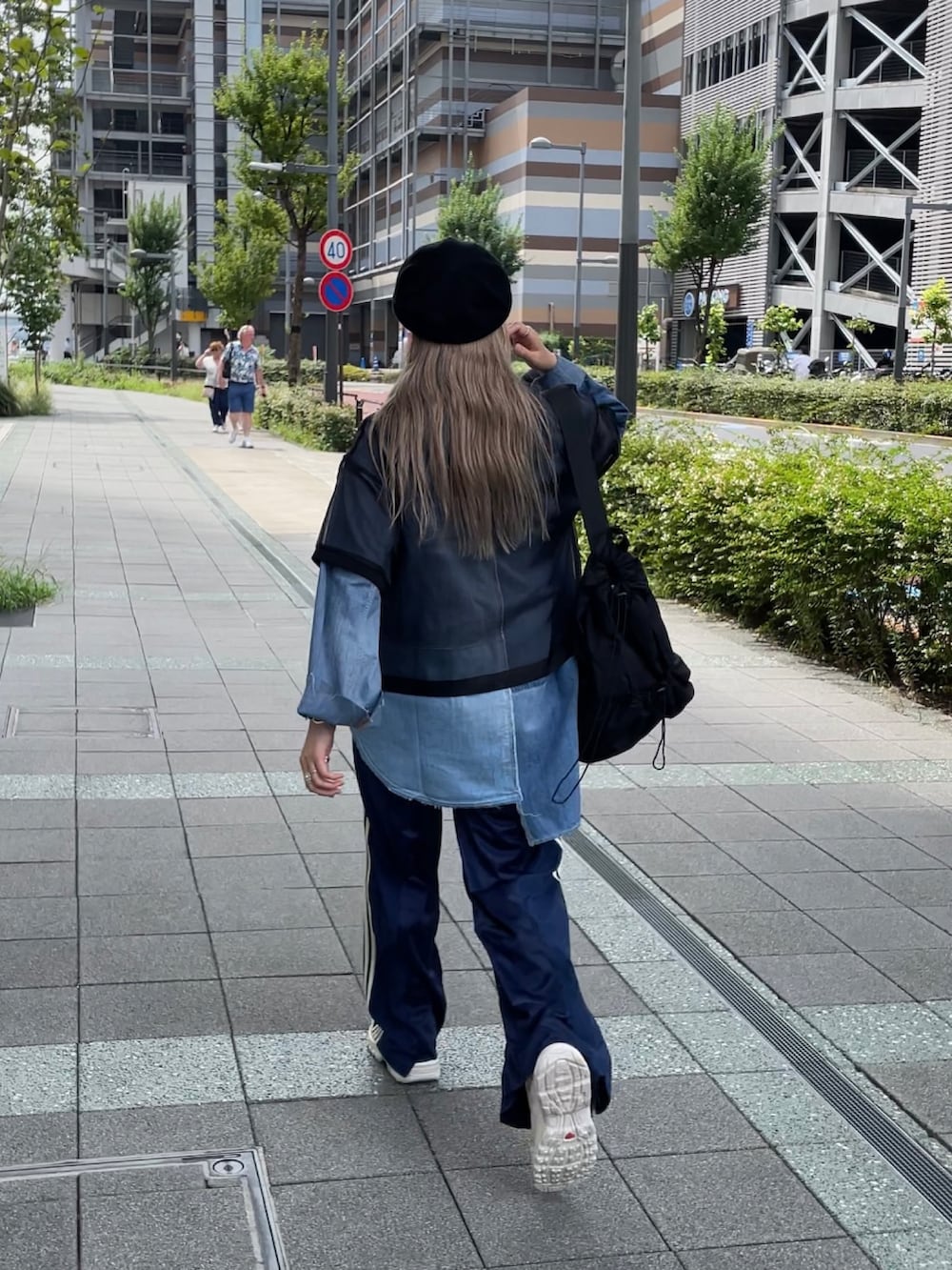ブラック系のTシャツ/カットソー、ブルー系のトップス、ブラック系のショルダーバッグを着用したレディースの秋コーディネートの10枚目の写真