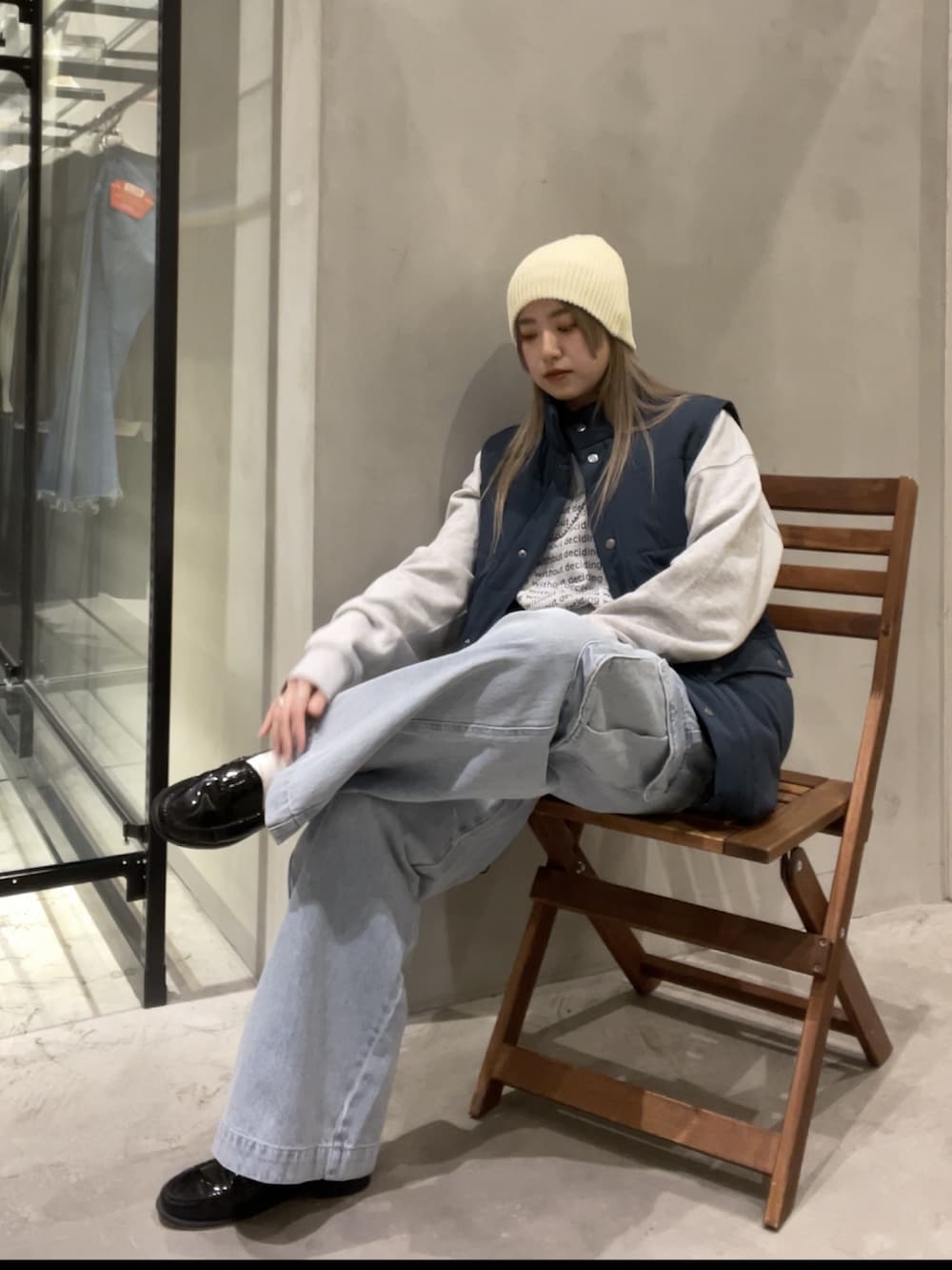 ブルー系のベスト、グレー系のスウェット、ブルー系のカーゴパンツを着用したレディースの冬コーディネートの2枚目の写真