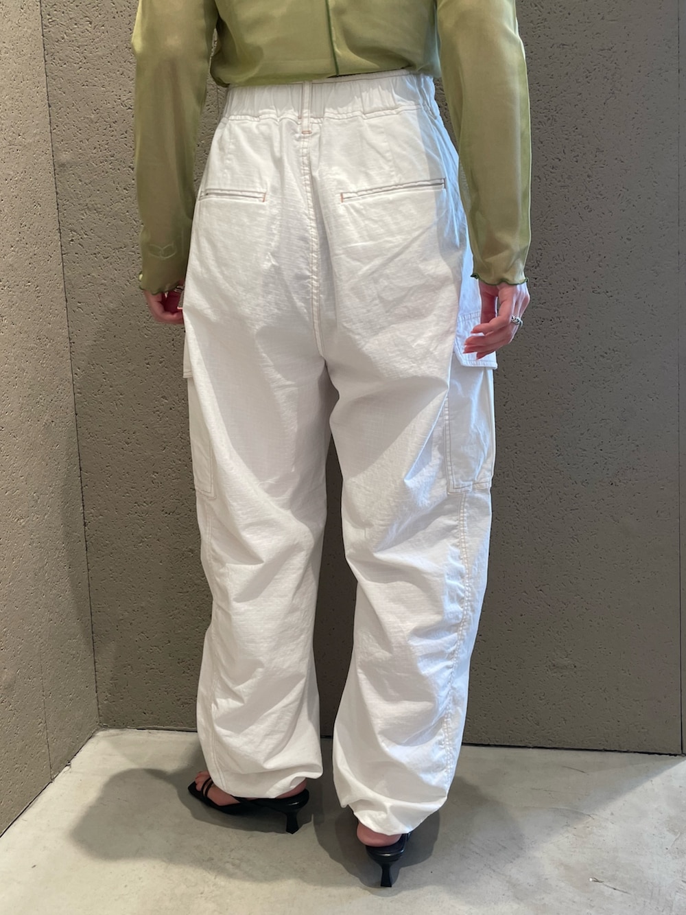 ホワイト系のベスト、グリーン系のTシャツ/カットソー、ホワイト系のその他パンツを着用したレディースの夏コーディネートの5枚目の写真