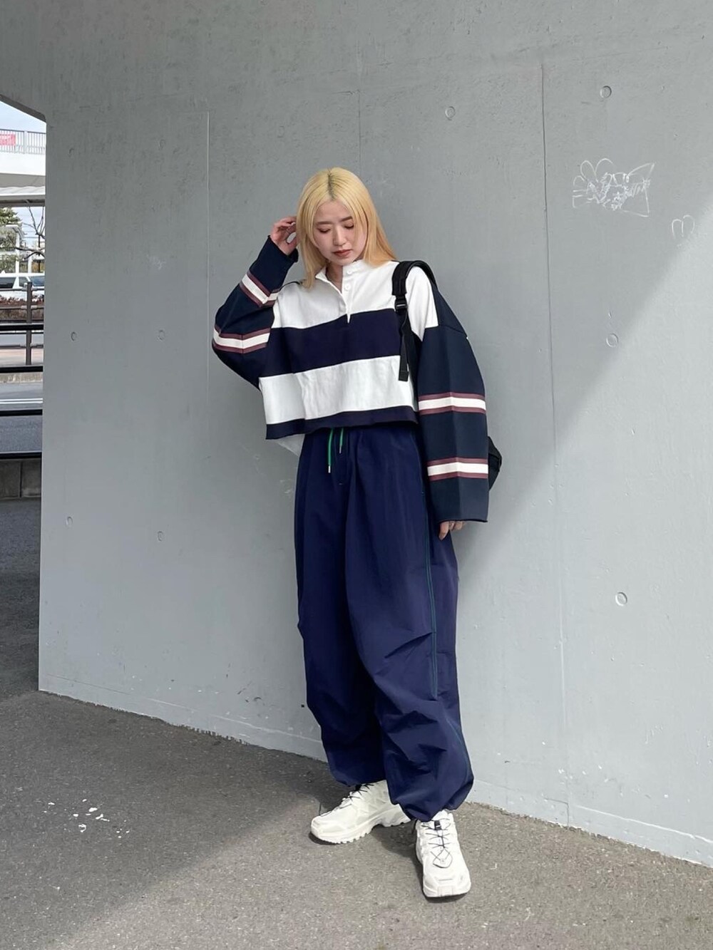 ブルー系のカーゴパンツ、ブルー系のTシャツ/カットソー、ホワイト系のスニーカーを着用したレディースの春コーディネートの3枚目の写真