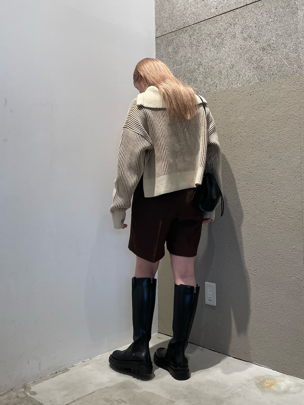 ベージュ系のニット/セーター、ブラウン系のその他パンツ、ブラック系のブーツを着用したレディースの秋コーディネートの3枚目の写真