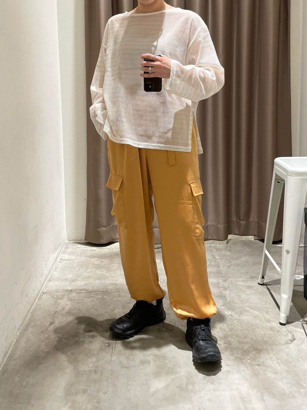 ホワイト系のTシャツ/カットソー、ブラック系のカーゴパンツを着用したレディースの春コーディネートの2枚目の写真