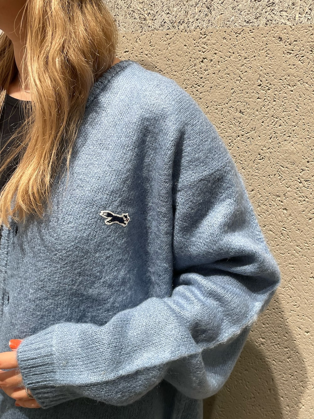 ブルー系のカーディガン/ボレロ、ブラック系のワンピースを着用したレディースの秋コーディネートの5枚目の写真