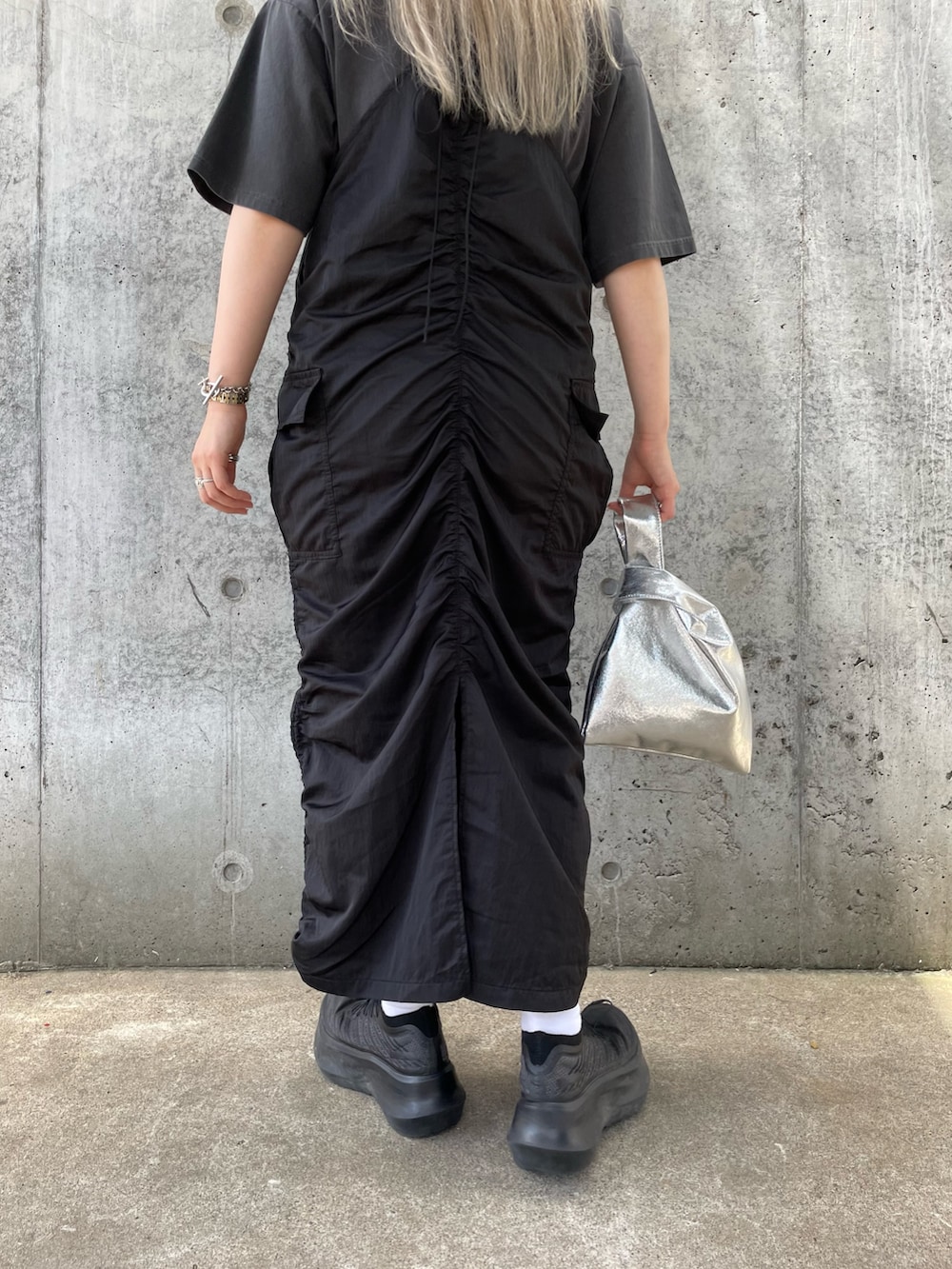 ブラック系のワンピース、グレー系のTシャツ/カットソー、シルバー系のトートバッグを着用したレディースの夏コーディネートの8枚目の写真