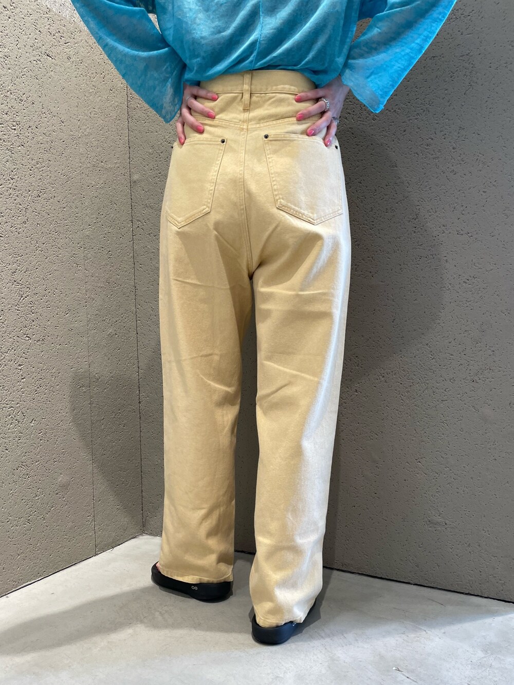 ホワイト系のベスト、ブルー系のTシャツ/カットソー、イエロー系のデニムパンツを着用したレディースの夏コーディネートの5枚目の写真