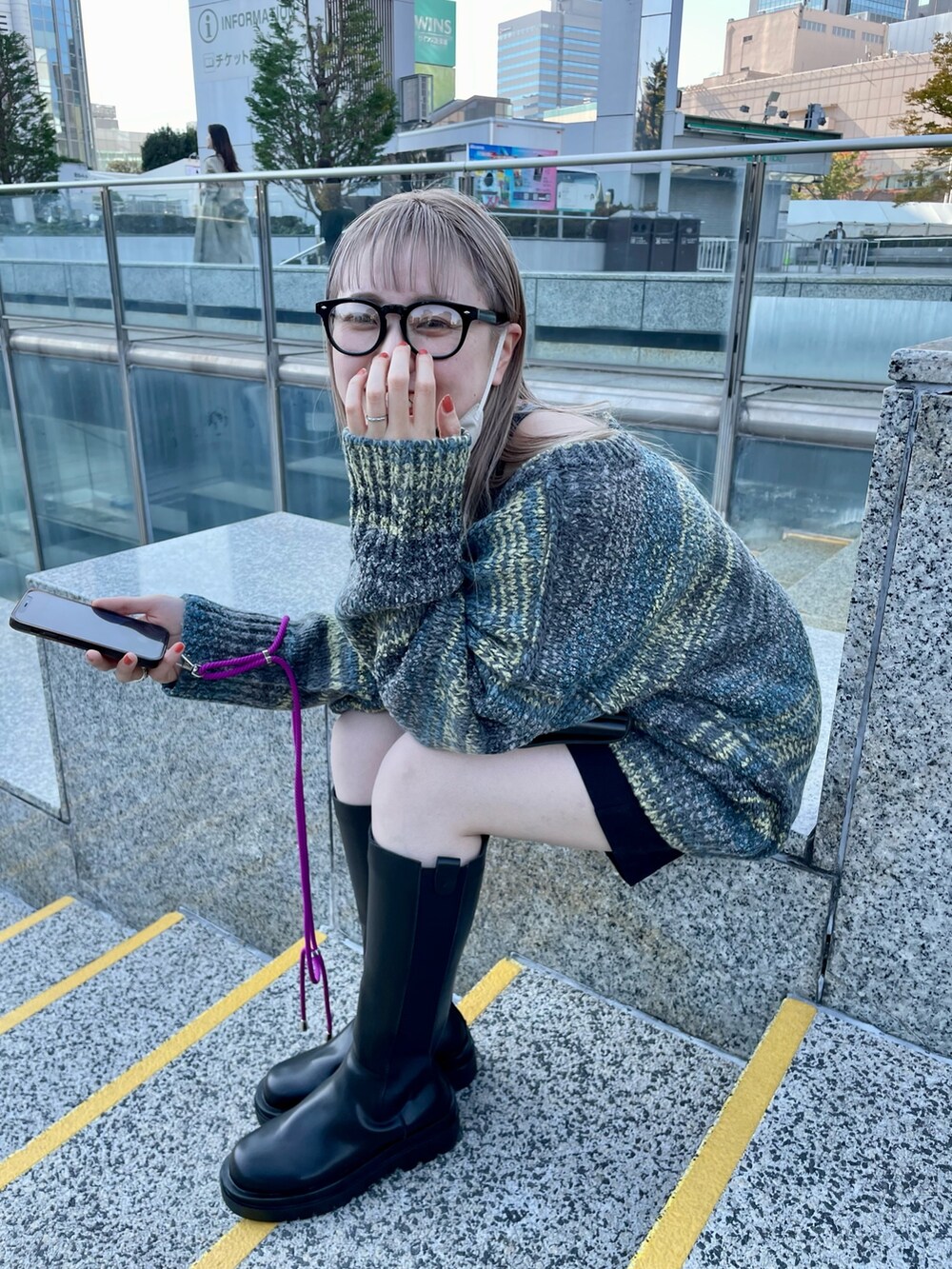 グレー系のカーディガン/ボレロ、ブラック系のその他パンツ、ブラック系のブーツを着用したレディースの冬コーディネートの2枚目の写真