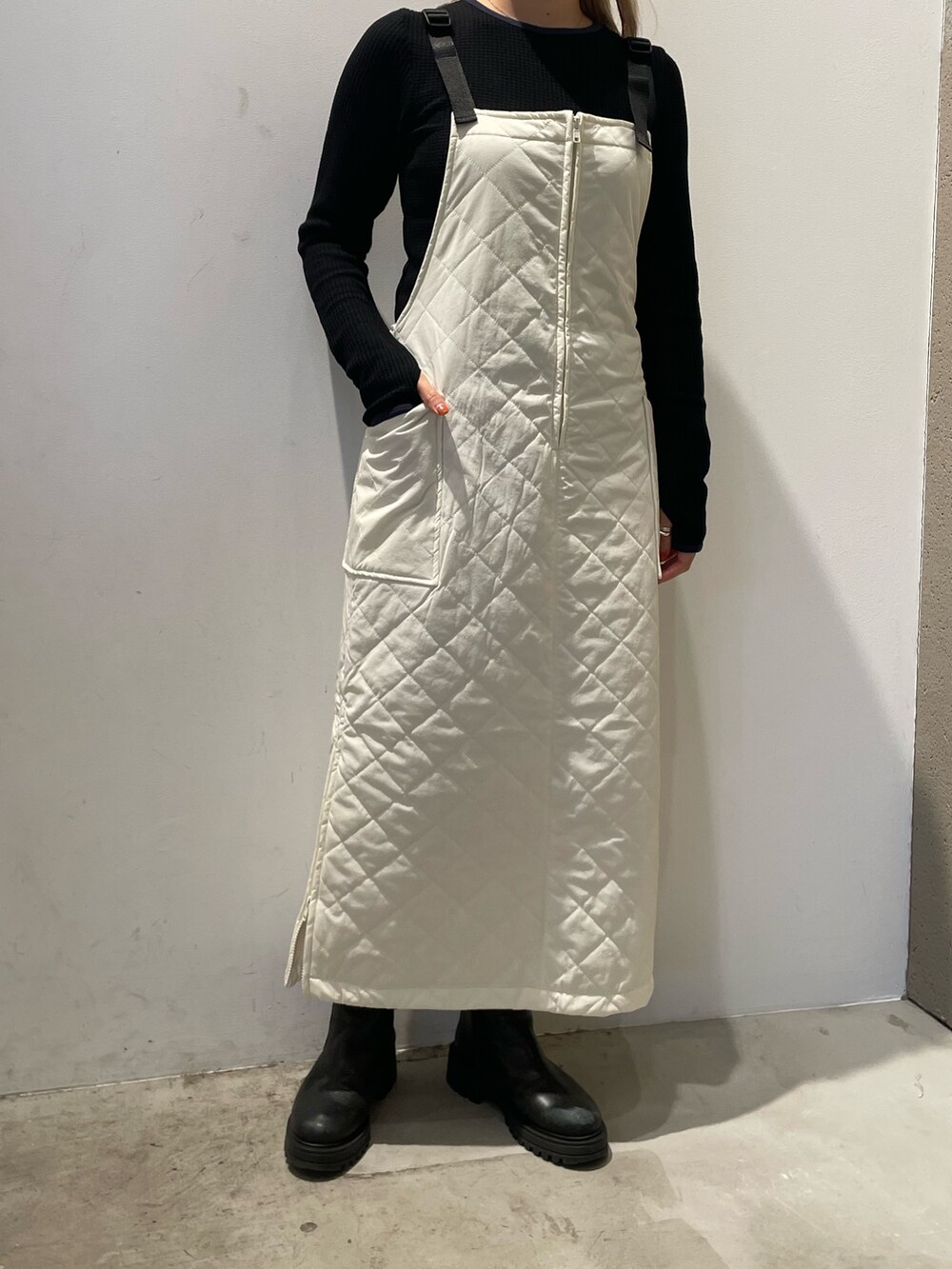 ブラック系のブルゾン、ブラック系のTシャツ/カットソー、ホワイト系のジャンパースカートを着用したレディースの秋コーディネートの3枚目の写真