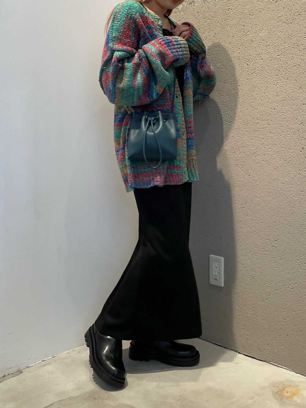 グリーン系のカーディガン/ボレロ、ブラック系のワンピース、ブルー系のショルダーバッグを着用したレディースの秋コーディネートの4枚目の写真