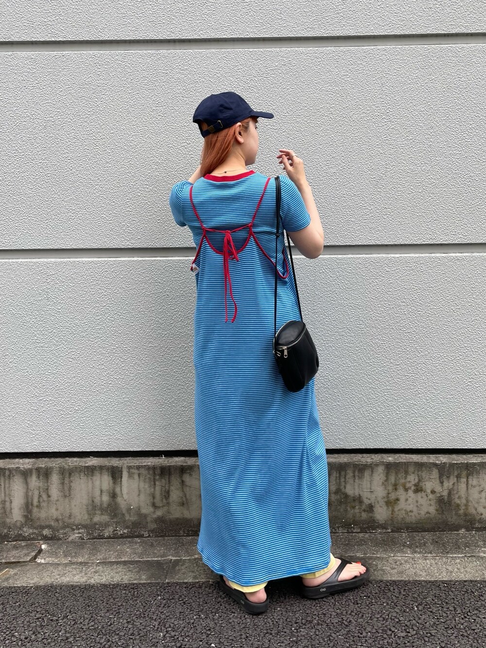 ブルー系のワンピース、ブラック系のショルダーバッグ、イエロー系のその他パンツを着用したレディースの夏コーディネートの2枚目の写真