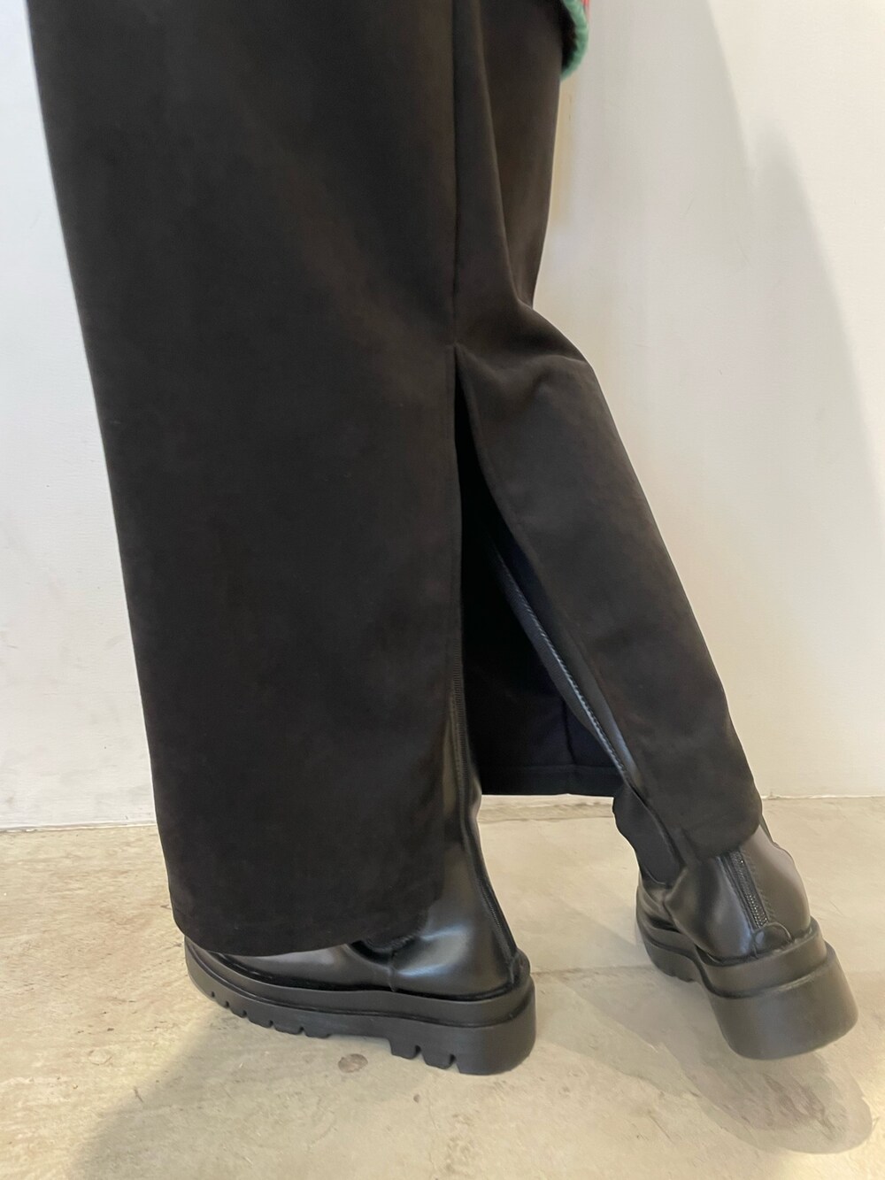 グリーン系のカーディガン/ボレロ、ブラック系のワンピース、ブルー系のショルダーバッグを着用したレディースの秋コーディネートの9枚目の写真