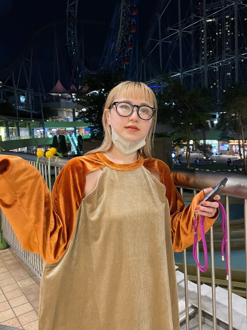 オレンジ系のTシャツ/カットソーを着用したレディースの秋コーディネートの2枚目の写真