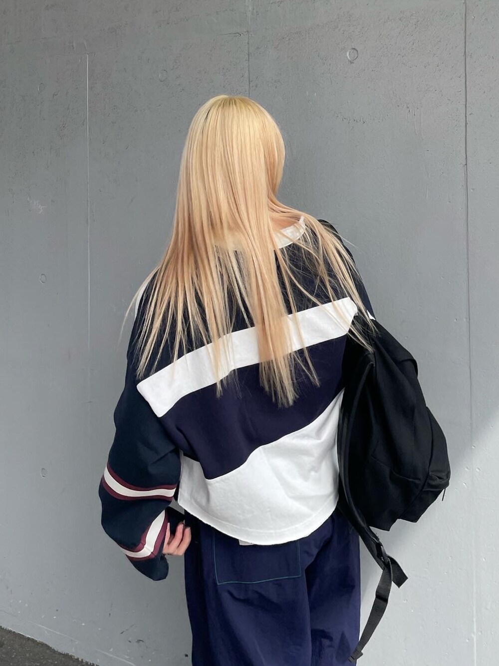 ブルー系のカーゴパンツ、ブルー系のTシャツ/カットソー、ホワイト系のスニーカーを着用したレディースの春コーディネートの6枚目の写真