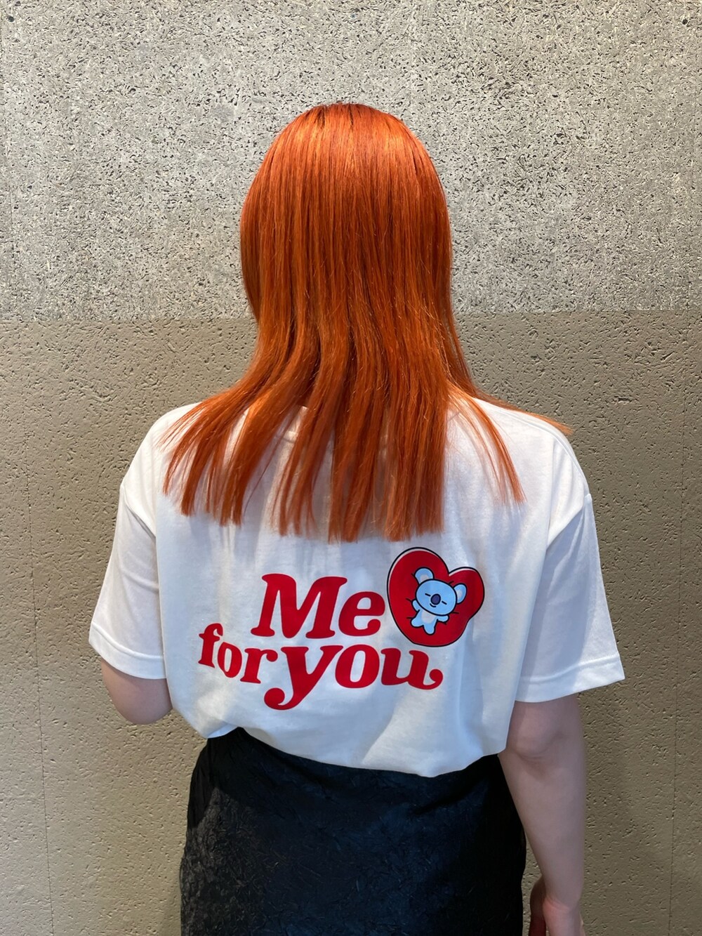 ホワイト系のTシャツ/カットソー、ブラック系のスカートを着用したレディースの春コーディネートの3枚目の写真