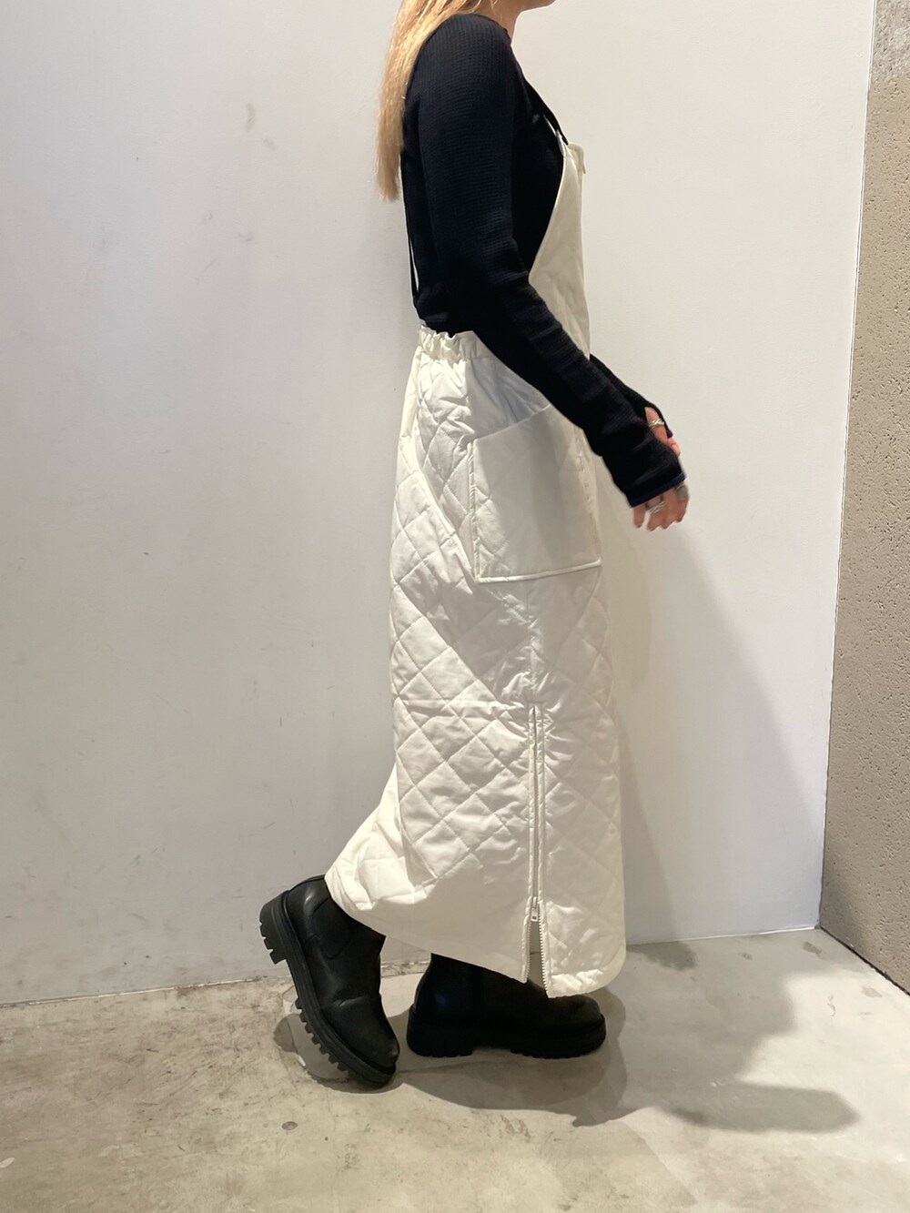 ブラック系のブルゾン、ブラック系のTシャツ/カットソー、ホワイト系のジャンパースカートを着用したレディースの秋コーディネートの4枚目の写真