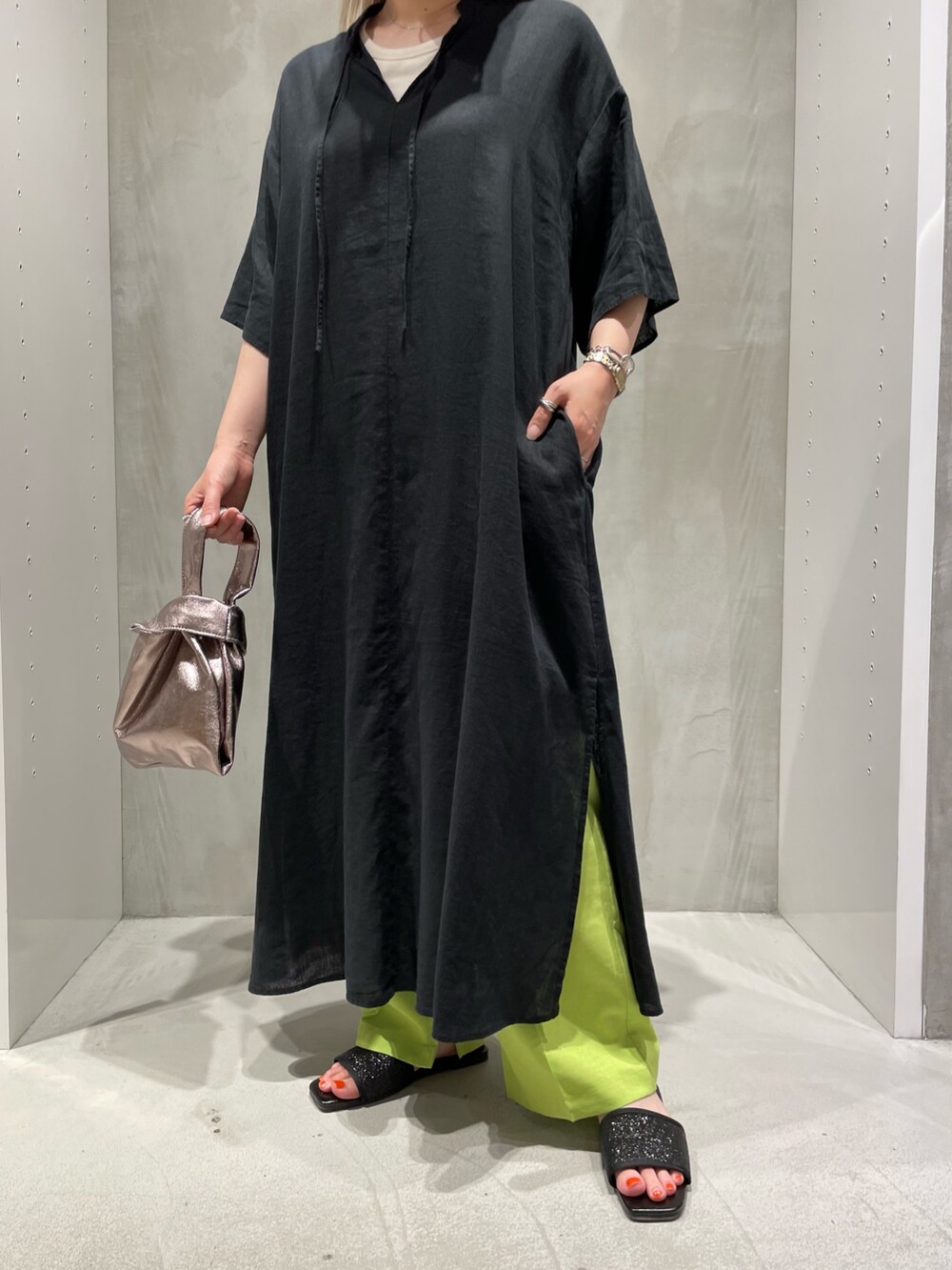 ブラック系のワンピース/ドレス、その他のトートバッグ、グリーン系のパンツを着用したレディースの夏コーディネートの5枚目の写真