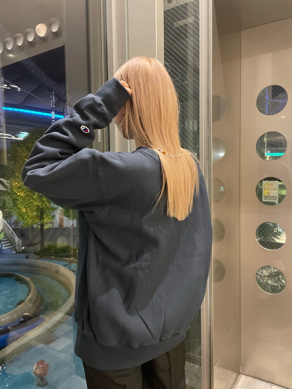 ベージュ系のダウンジャケット/コート、ブラック系のその他パンツ、ブラック系のブーツを着用したレディースの冬コーディネートの7枚目の写真