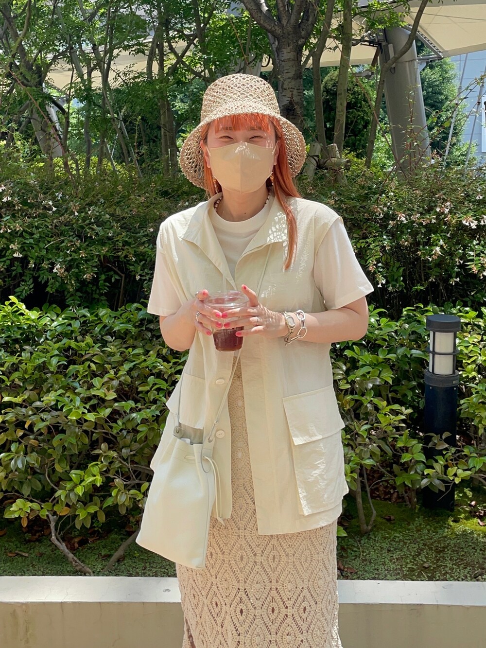 ホワイト系のベスト、ホワイト系のTシャツ/カットソー、ホワイト系のスカートを着用したレディースの夏コーディネートの3枚目の写真