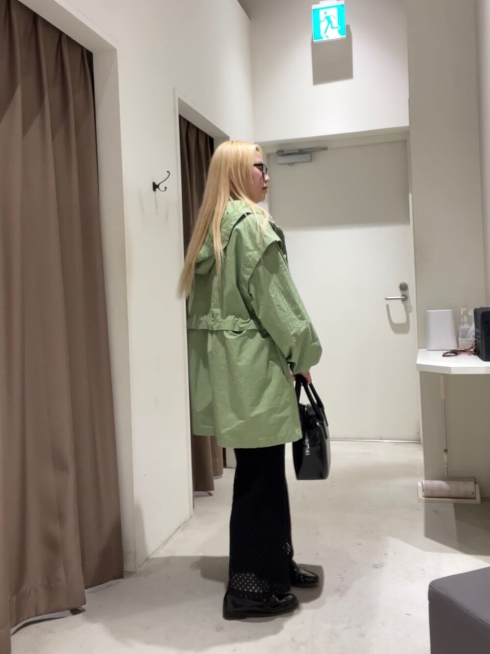 グリーン系のジャケット/アウター、ホワイト系のシャツ/ブラウス、ブラック系のその他パンツを着用したレディースの春コーディネートの4枚目の写真