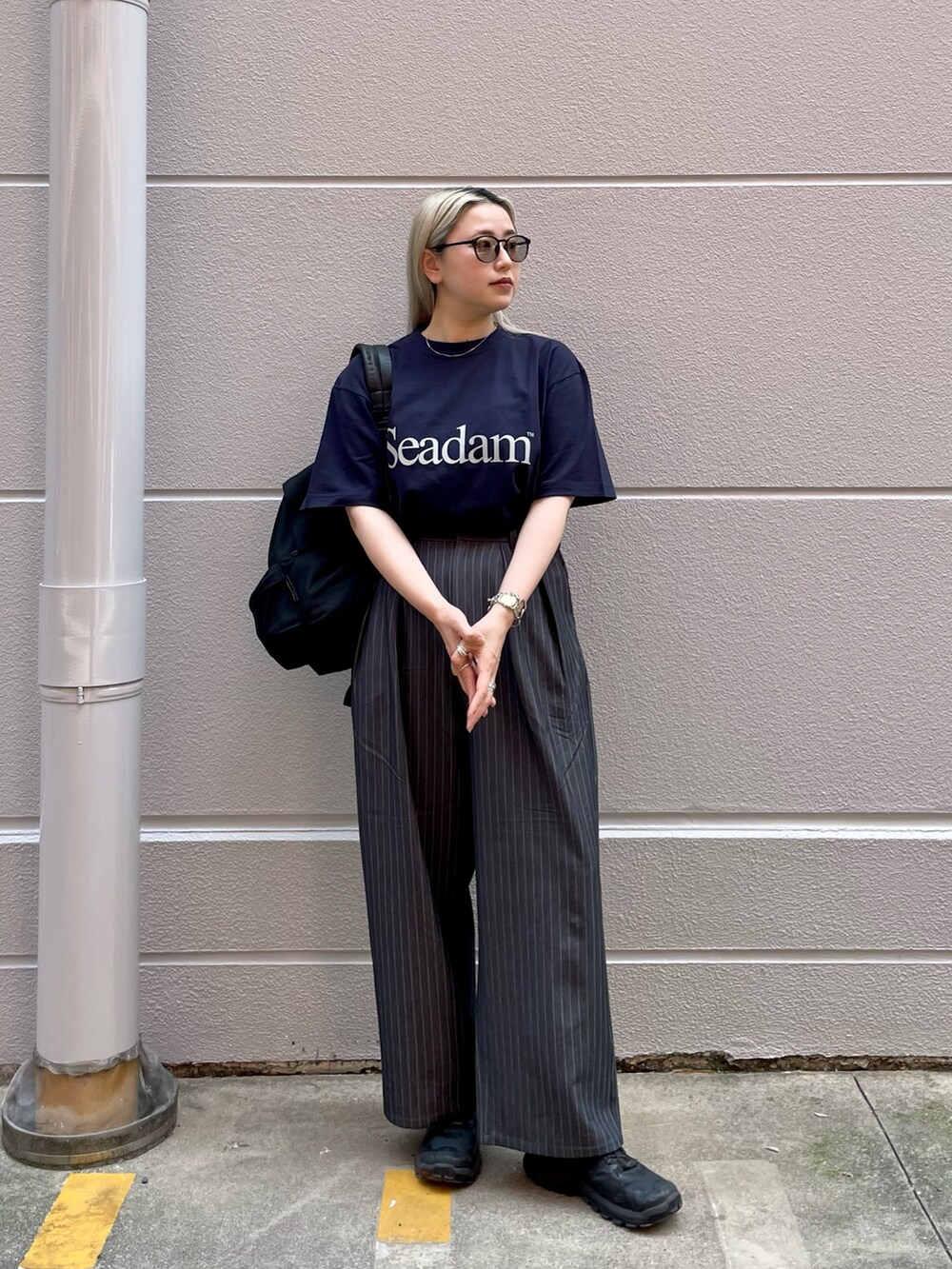 ブルー系のTシャツ/カットソー、グレー系のパンツ、ブラック系のスニーカーを着用したレディースの夏コーディネートの3枚目の写真