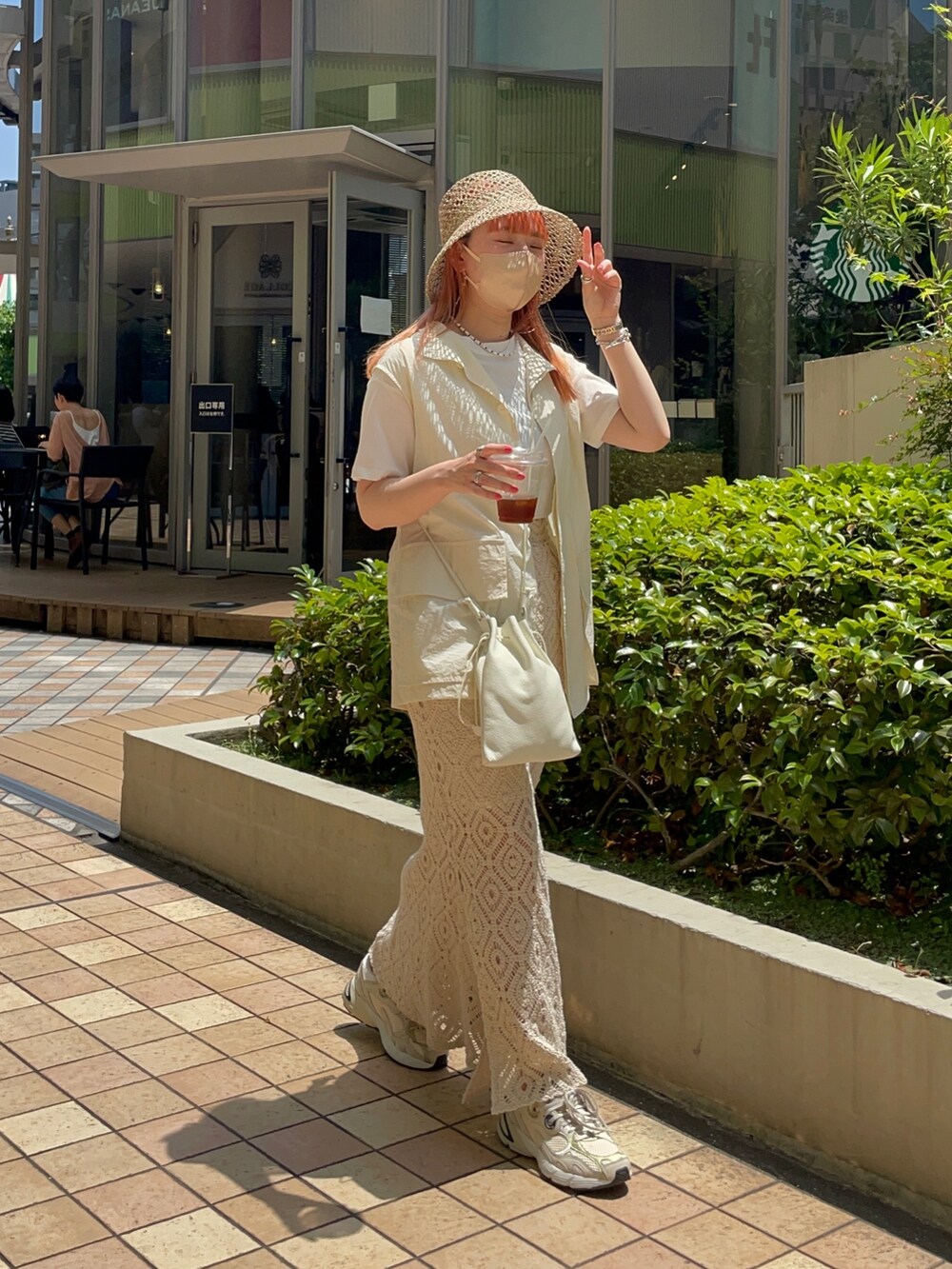 ホワイト系のベスト、ホワイト系のTシャツ/カットソー、ホワイト系のスカートを着用したレディースの夏コーディネートの2枚目の写真