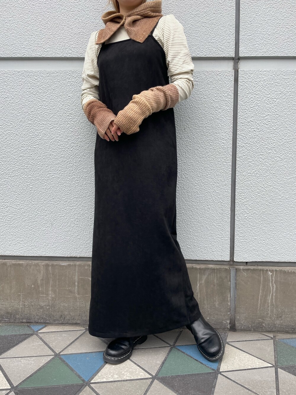 ブラック系のワンピース、グリーン系のTシャツ/カットソー、ブラウン系の手袋を着用したレディースの秋コーディネートの4枚目の写真