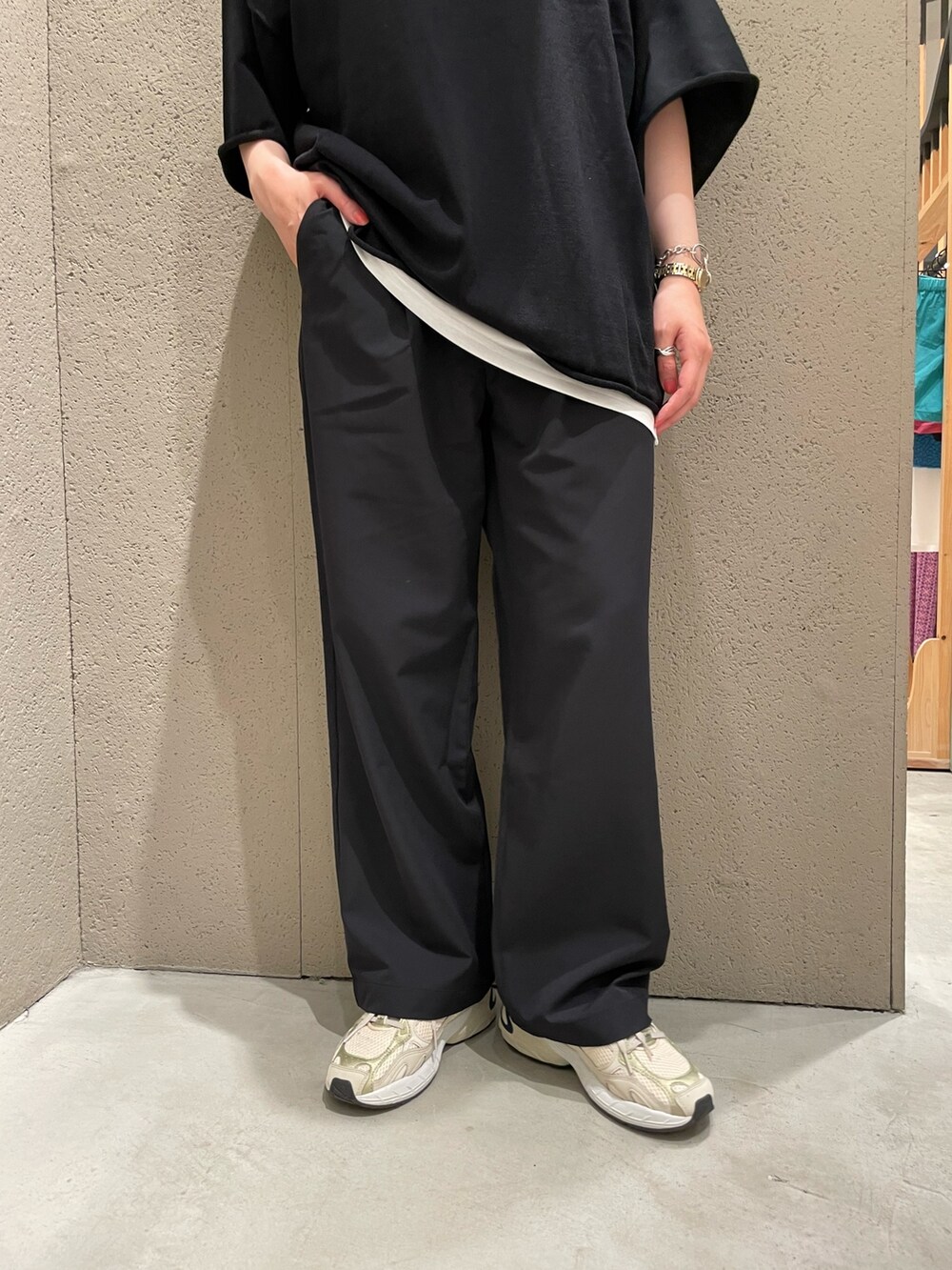 ブラック系のニット/セーター、ブラック系のショルダーバッグ、ブラック系のその他パンツを着用したレディースの夏コーディネートの4枚目の写真