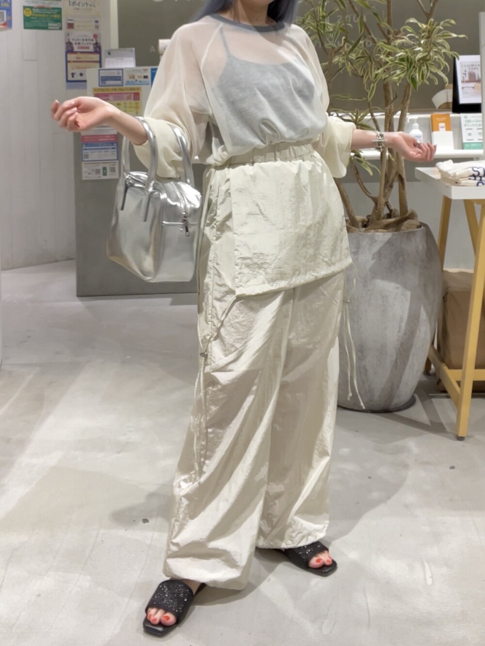 ホワイト系のニット/セーター、ホワイト系のサロペット/オーバーオール、シルバー系のバッグを着用したレディースの春コーディネートの3枚目の写真