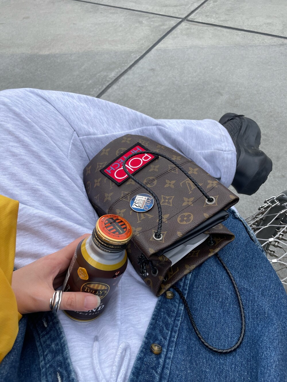 ブラック系のスニーカー、グレー系のパンツを着用したレディースの春コーディネートの6枚目の写真