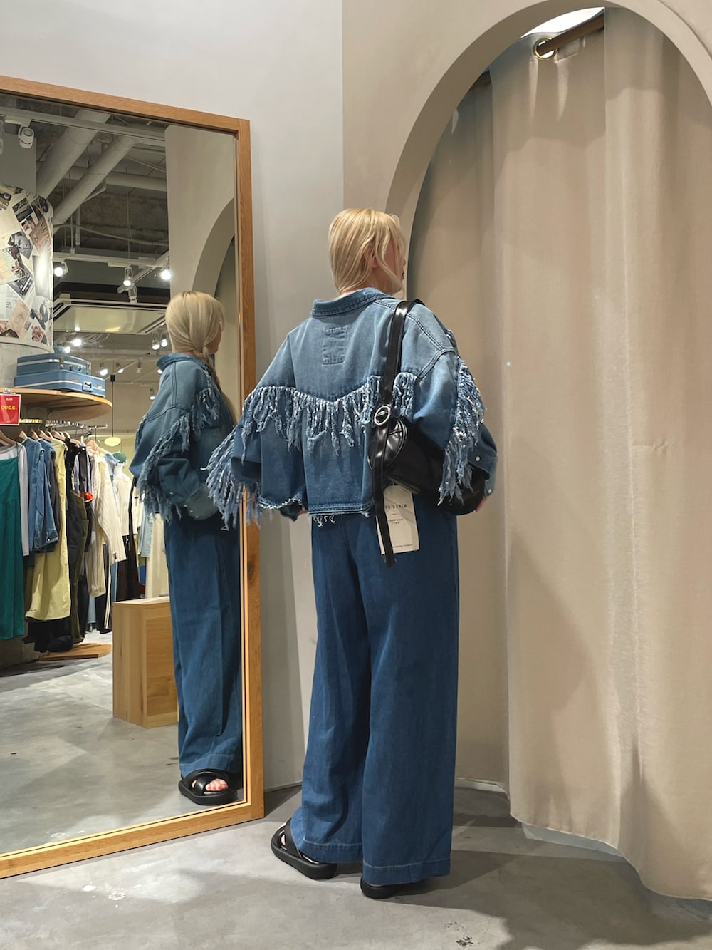 ブルー系のシャツ/ブラウス、ブルー系のデニムパンツ、ブラック系のサンダルを着用したレディースの夏コーディネートの4枚目の写真