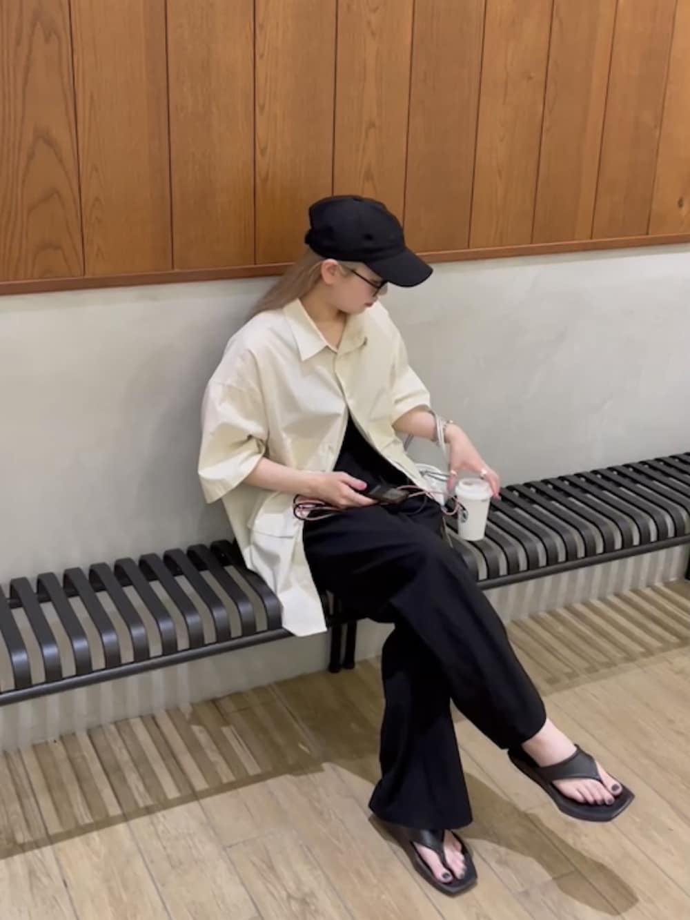 ベージュ系のシャツ/ブラウス、シルバー系のショルダーバッグ、ブラック系のサンダルを着用したレディースの夏コーディネートの7枚目の写真