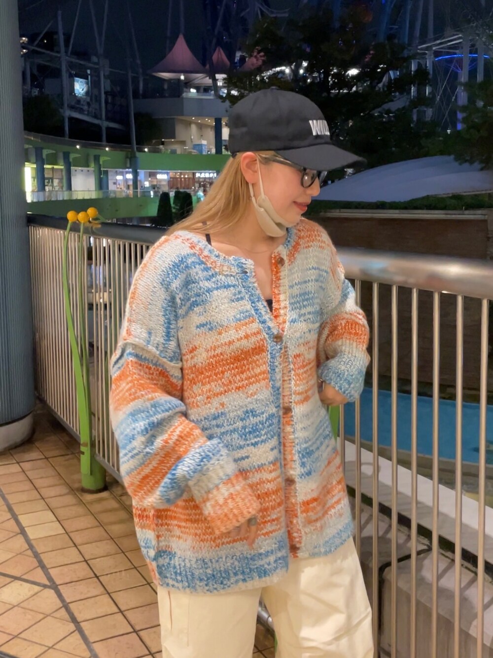 ホワイト系のカーディガン/ボレロ、ホワイト系のカーゴパンツを着用したレディースの秋コーディネートの3枚目の写真