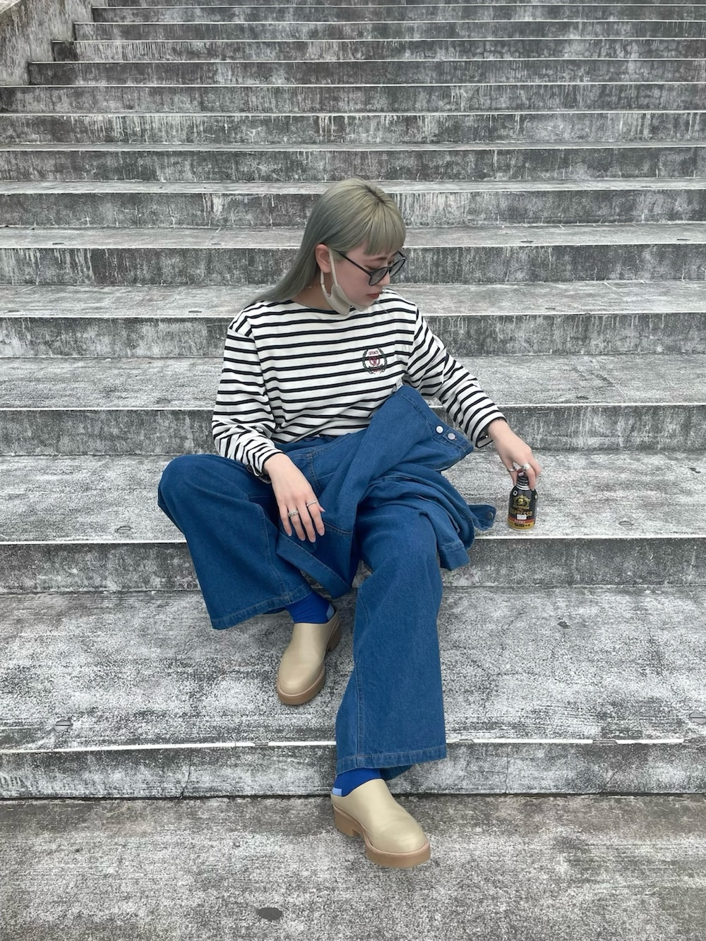 ブルー系のデニムパンツ、ブルー系のデニムジャケットを着用したレディースの春コーディネートの3枚目の写真