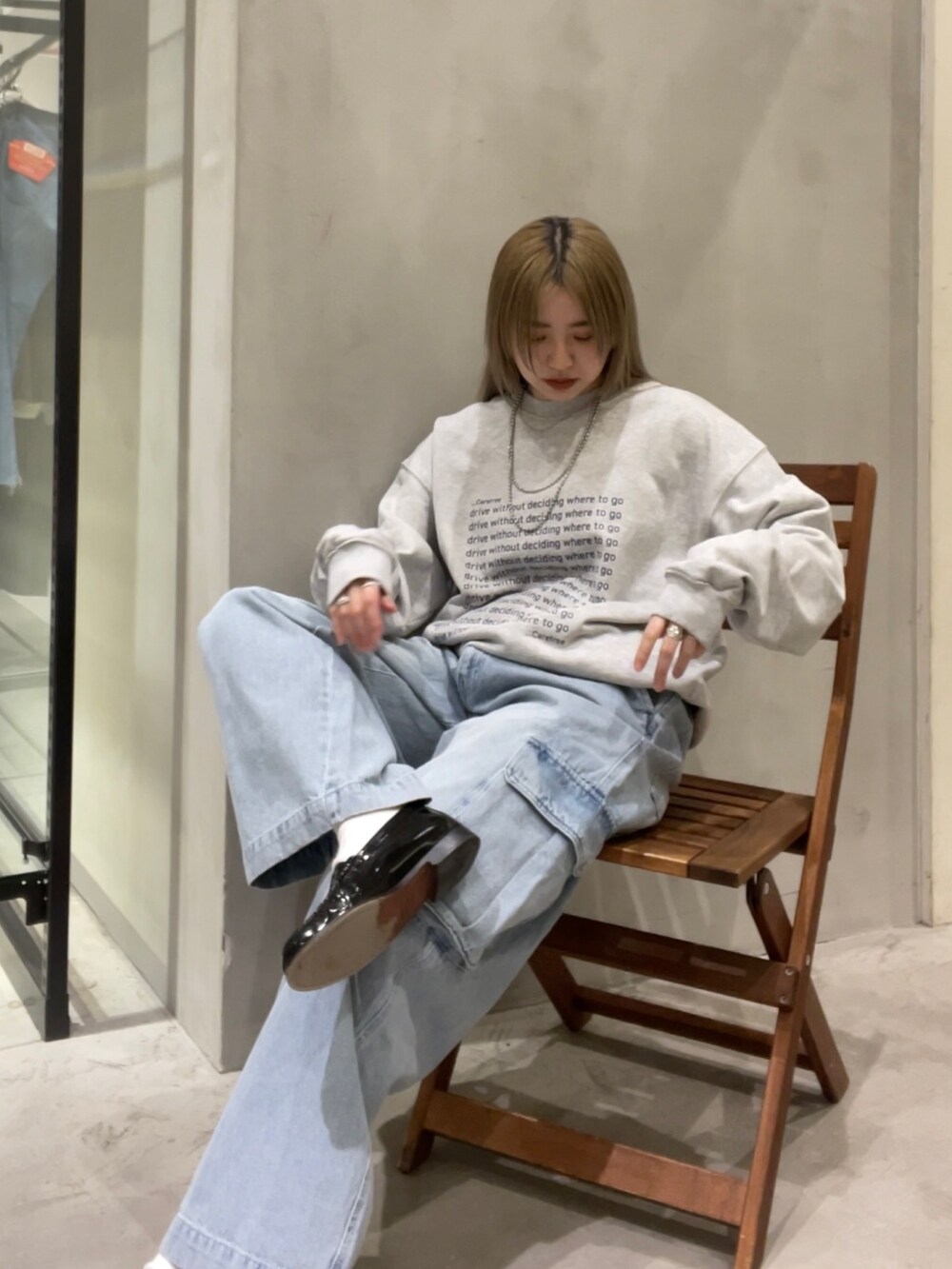 ブルー系のベスト、グレー系のスウェット、ブルー系のカーゴパンツを着用したレディースの冬コーディネートの5枚目の写真