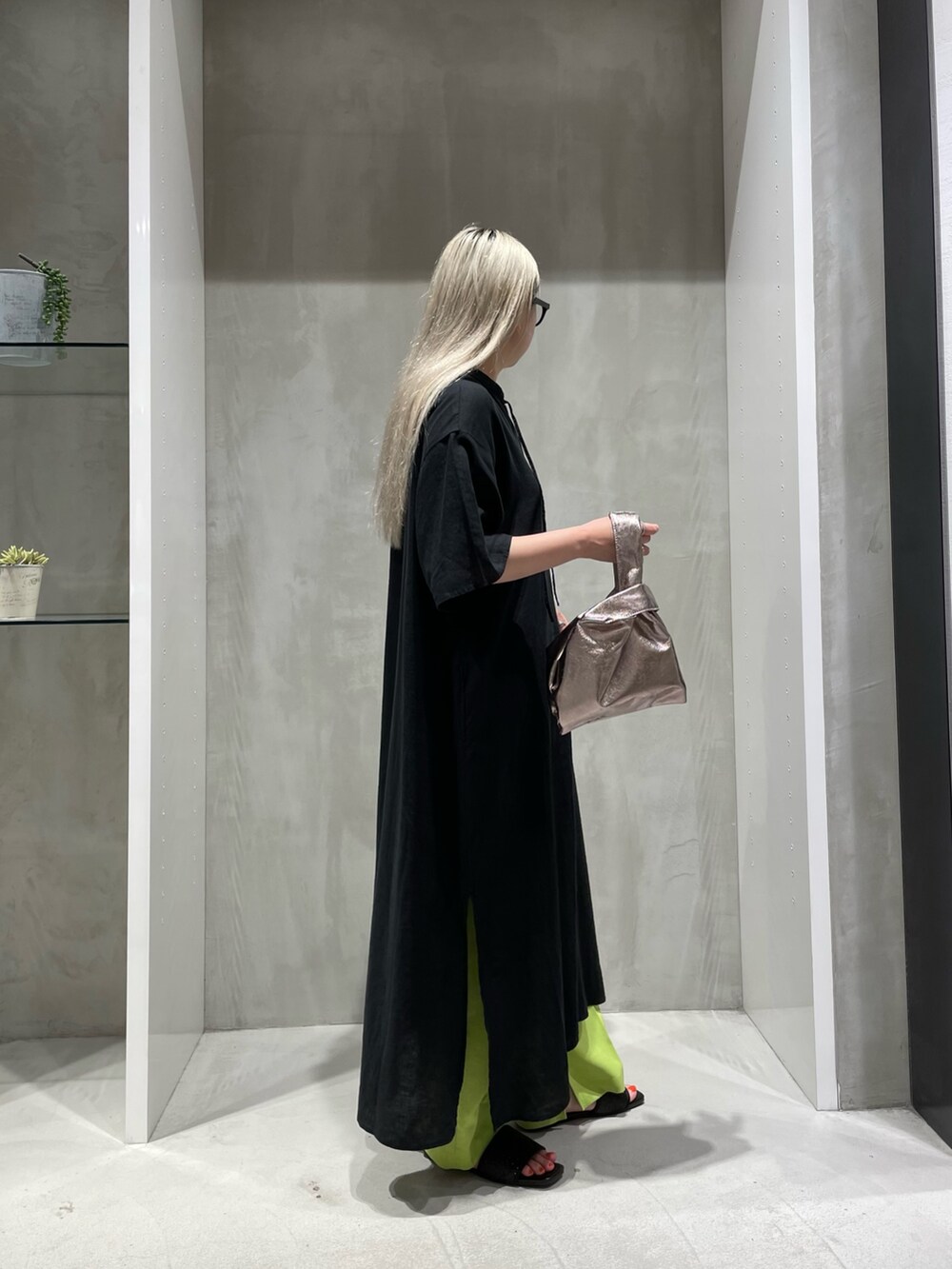 ブラック系のワンピース/ドレス、その他のトートバッグ、グリーン系のパンツを着用したレディースの夏コーディネートの4枚目の写真