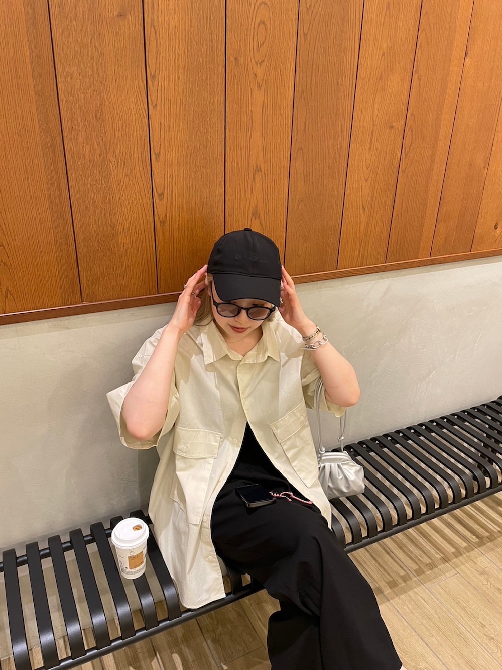 ベージュ系のシャツ/ブラウス、シルバー系のショルダーバッグ、ブラック系のサンダルを着用したレディースの夏コーディネートの5枚目の写真