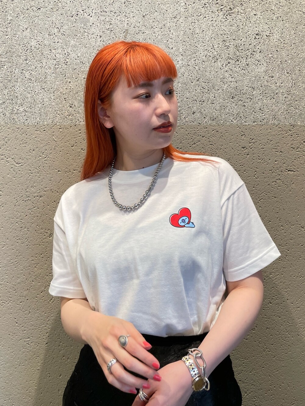 ホワイト系のTシャツ/カットソー、ブラック系のスカートを着用したレディースの春コーディネートの2枚目の写真