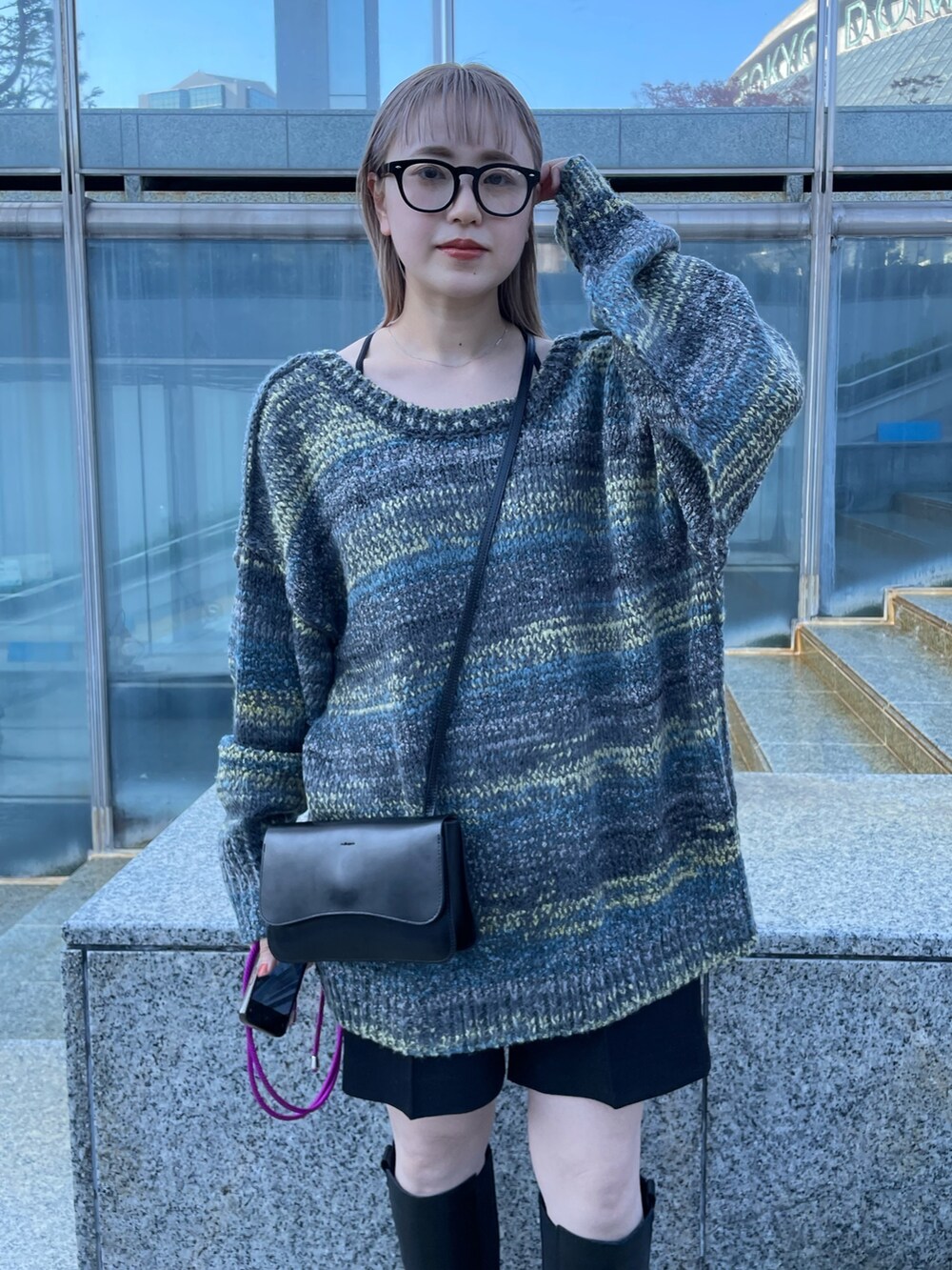 グレー系のカーディガン/ボレロ、ブラック系のその他パンツ、ブラック系のブーツを着用したレディースの冬コーディネートの5枚目の写真