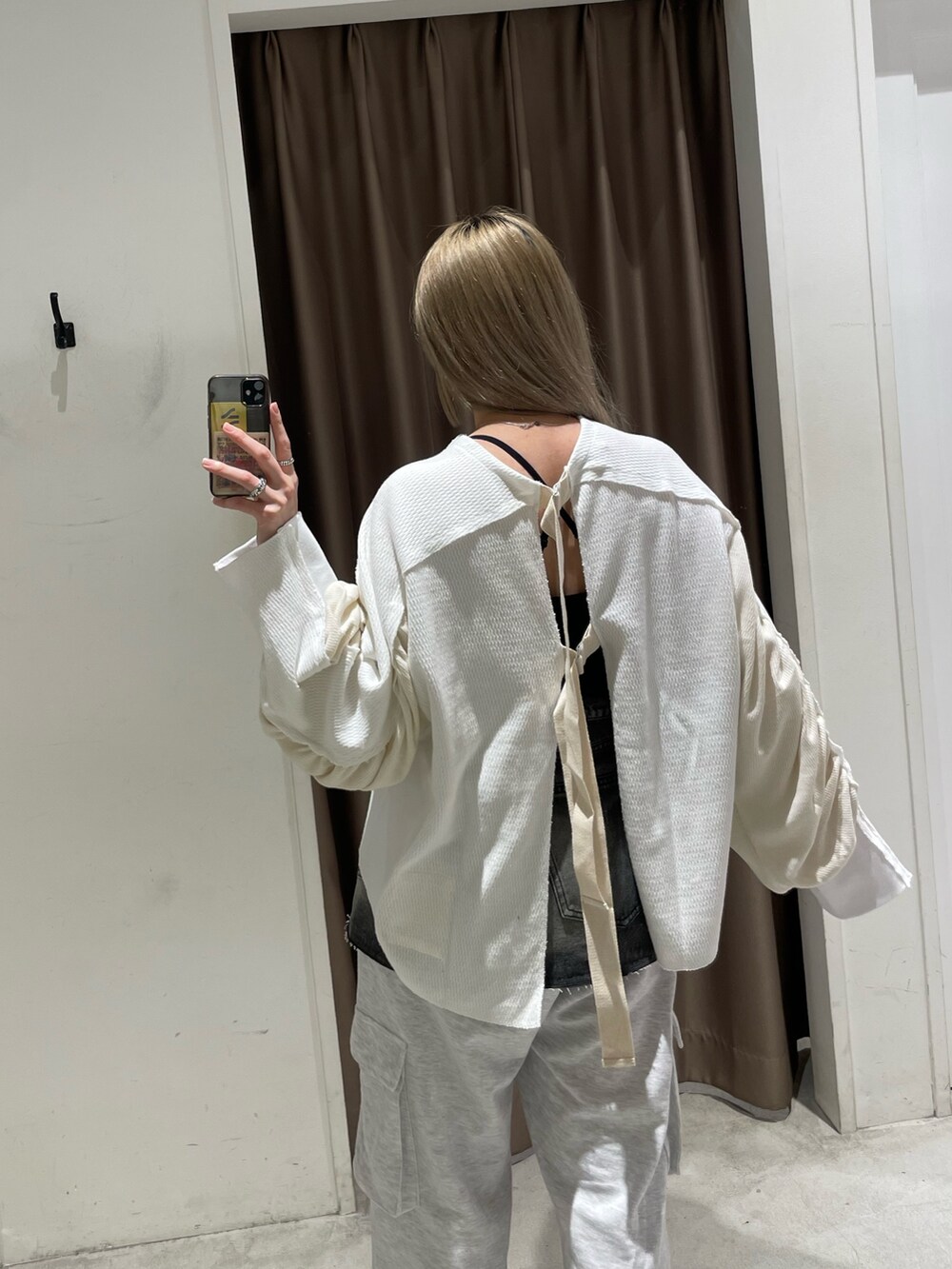 ホワイト系のTシャツ/カットソー、ブラック系のスカート、グレー系のパンツを着用したレディースの春コーディネートの3枚目の写真