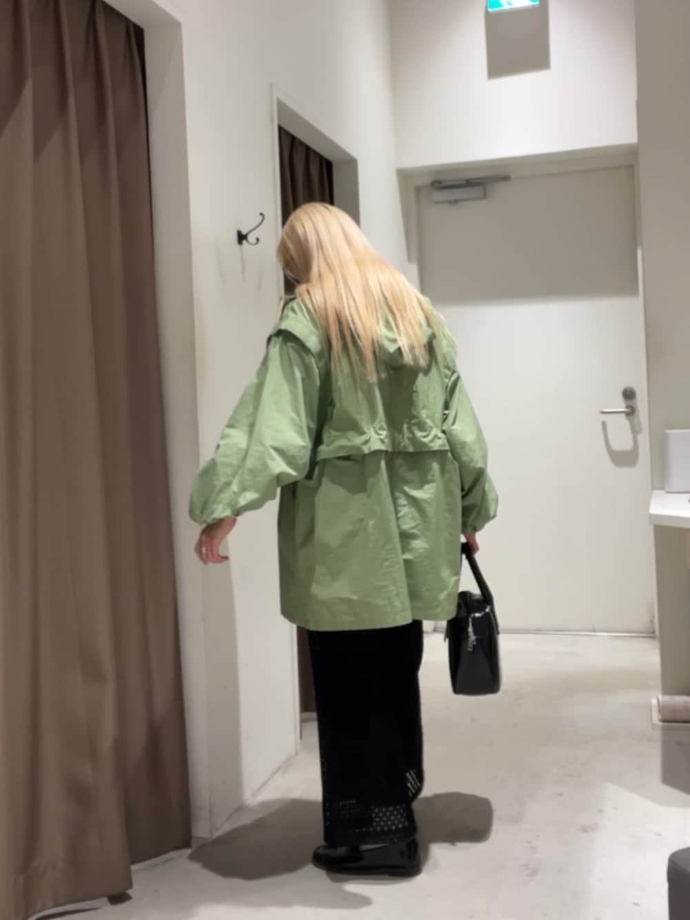 グリーン系のジャケット/アウター、ホワイト系のシャツ/ブラウス、ブラック系のその他パンツを着用したレディースの春コーディネートの5枚目の写真