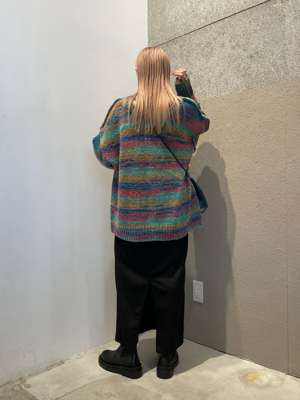 グリーン系のカーディガン/ボレロ、ブラック系のワンピース、ブルー系のショルダーバッグを着用したレディースの秋コーディネートの2枚目の写真