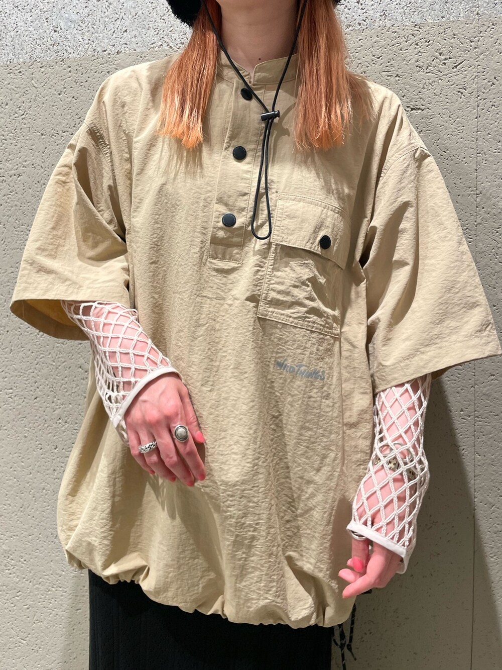 ベージュ系のシャツ/ブラウス、ホワイト系のTシャツ/カットソー、ブラック系のスカートを着用したレディースの夏コーディネートの3枚目の写真