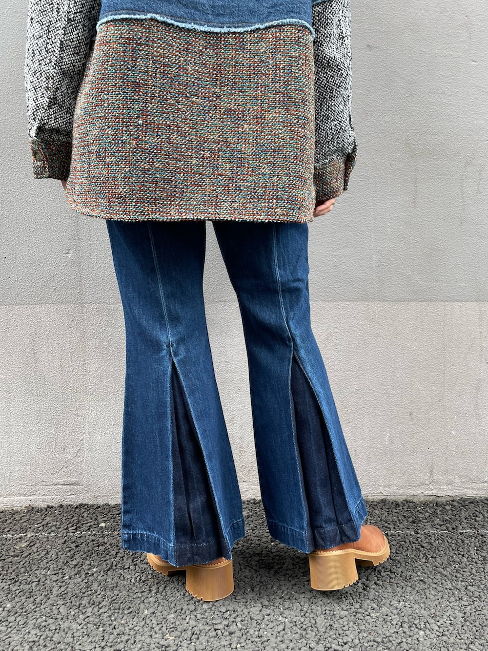 ブルー系のデニムジャケット、ブルー系のデニムパンツ、パープル系のショルダーバッグを着用したレディースの秋コーディネートの9枚目の写真